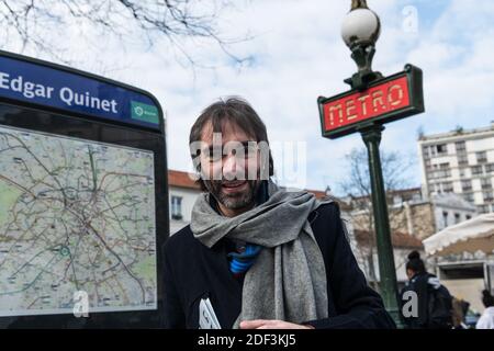 Cedric Villani, candidat dissident de la République en Marche (LREM) pour le Maire de Paris, distribue des tracts de campagne sur le marché de la rue Edgar Quinet, dans le 14ème arrondissement de Paris. Paris, France, 7 mars 2020. Photo de Daniel Derajinski/ABACAPRESS.COM Banque D'Images