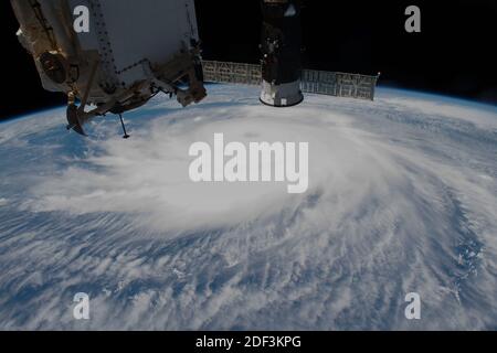 TEXAS, États-Unis - 26 août 2020 - l'ouragan Laura est photographié mercredi après-midi au large de la frontière entre le Texas et la Louisiane comme l'International Space S. Banque D'Images