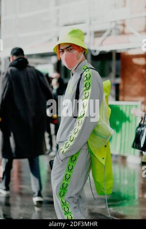 Street style, Yu Malui arrivée au spectacle Marine serre automne hiver 2020-2021, qui s'est tenu au 104, Paris, France, le 25 février 2020. Photo de Marie-Paola Bertrand-Hillion/ABACAPRESS.COM Banque D'Images