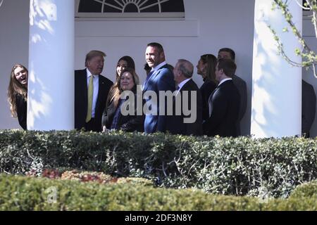 Le président Donald Trump s'entretient avec un groupe de visiteurs et de l'ancien barbeur d'ours de Chicago, Brian Urlacher (au centre) à la Colonnade de la Maison Blanche en regardant la Marine One au départ de South Lawn le 9 mars 2020 à Washington, DC. Trump a passé un week-end à FL.photo par Oliver Contreras/Pool/ABACAPRESS.COM Banque D'Images