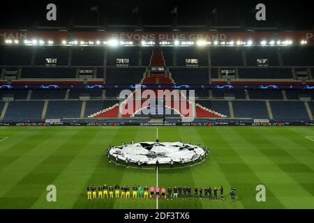 Dans cette image fournie par l'UEFA, vue générale à l'intérieur du stade vide alors que les deux équipes s'alignent avant le tour de la Ligue des champions de l'UEFA de 16 deuxième match entre Paris Saint-Germain et Borussia Dortmund au Parc des Princes, le 11 mars 2020 à Paris, en France. Le match se joue derrière des portes fermées comme précaution contre la propagation de COVID-19 (coronavirus). Photo de l'UEFA via ABACAPRESS.COM dans cette image fournie par l'UEFA, vue générale à l'intérieur du stade vide alors que les deux équipes s'alignent avant le match de 16 secondes entre Paris Sai de la Ligue des champions de l'UEFA Banque D'Images