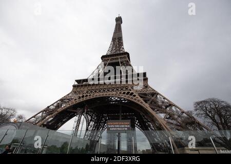 La Tour Eiffel ferme aujourd'hui pour une durée indéterminée' le 13 mars 2020 à Paris, France. La France interdira tous les rassemblements de plus de 100 personnes en raison de la pandémie du coronavirus, a annoncé le Premier ministre français Philippe le 13 mars 2020. Le Président Macron a annoncé la fermeture des écoles, des écoles secondaires et des crèches à partir du 16 mars 2020. Plus de 2,870 cas d'infections à COVID-19 et 61 décès ont été confirmés jusqu'à présent en France. Photo de David Niviere/ABACAPRESS.COM Banque D'Images