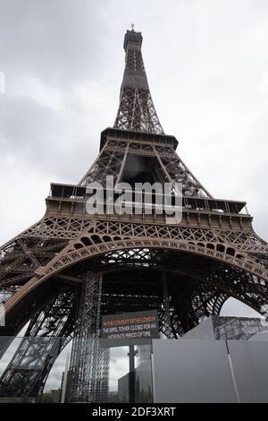 La Tour Eiffel ferme aujourd'hui pour une durée indéterminée' le 13 mars 2020 à Paris, France. La France interdira tous les rassemblements de plus de 100 personnes en raison de la pandémie du coronavirus, a annoncé le Premier ministre français Philippe le 13 mars 2020. Le Président Macron a annoncé la fermeture des écoles, des écoles secondaires et des crèches à partir du 16 mars 2020. Plus de 2,870 cas d'infections à COVID-19 et 61 décès ont été confirmés jusqu'à présent en France. Photo de David Niviere/ABACAPRESS.COM Banque D'Images