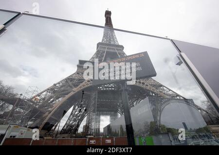 La Tour Eiffel ferme aujourd'hui pour une durée indéterminée' le 13 mars 2020 à Paris, France. La France interdira tous les rassemblements de plus de 100 personnes en raison de la pandémie du coronavirus, a annoncé le Premier ministre français Philippe le 13 mars 2020. Le Président Macron a annoncé la fermeture des écoles, des écoles secondaires et des crèches à partir du 16 mars 2020. Plus de 2,870 cas d'infections à COVID-19 et 61 décès ont été confirmés jusqu'à présent en France. Photo de David Niviere/ABACAPRESS.COM Banque D'Images