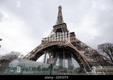 La Tour Eiffel ferme aujourd'hui pour une durée indéterminée' le 13 mars 2020 à Paris, France. La France interdira tous les rassemblements de plus de 100 personnes en raison de la pandémie du coronavirus, a annoncé le Premier ministre français Philippe le 13 mars 2020. Le Président Macron a annoncé la fermeture des écoles, des écoles secondaires et des crèches à partir du 16 mars 2020. Plus de 2,870 cas d'infections à COVID-19 et 61 décès ont été confirmés jusqu'à présent en France. Photo de David Niviere/ABACAPRESS.COM Banque D'Images