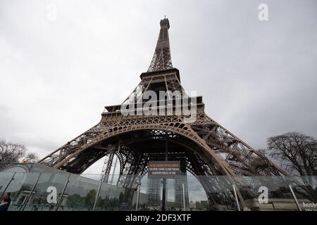 La Tour Eiffel ferme aujourd'hui pour une durée indéterminée' le 13 mars 2020 à Paris, France. La France interdira tous les rassemblements de plus de 100 personnes en raison de la pandémie du coronavirus, a annoncé le Premier ministre français Philippe le 13 mars 2020. Le Président Macron a annoncé la fermeture des écoles, des écoles secondaires et des crèches à partir du 16 mars 2020. Plus de 2,870 cas d'infections à COVID-19 et 61 décès ont été confirmés jusqu'à présent en France. Photo de David Niviere/ABACAPRESS.COM Banque D'Images