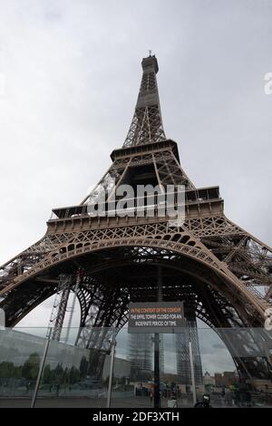 La Tour Eiffel ferme aujourd'hui pour une durée indéterminée' le 13 mars 2020 à Paris, France. La France interdira tous les rassemblements de plus de 100 personnes en raison de la pandémie du coronavirus, a annoncé le Premier ministre français Philippe le 13 mars 2020. Le Président Macron a annoncé la fermeture des écoles, des écoles secondaires et des crèches à partir du 16 mars 2020. Plus de 2,870 cas d'infections à COVID-19 et 61 décès ont été confirmés jusqu'à présent en France. Photo de David Niviere/ABACAPRESS.COM Banque D'Images