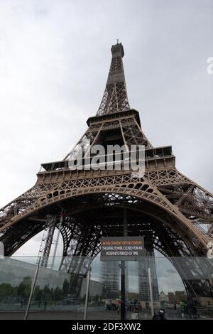 La Tour Eiffel ferme aujourd'hui pour une durée indéterminée' le 13 mars 2020 à Paris, France. La France interdira tous les rassemblements de plus de 100 personnes en raison de la pandémie du coronavirus, a annoncé le Premier ministre français Philippe le 13 mars 2020. Le Président Macron a annoncé la fermeture des écoles, des écoles secondaires et des crèches à partir du 16 mars 2020. Plus de 2,870 cas d'infections à COVID-19 et 61 décès ont été confirmés jusqu'à présent en France. Photo de David Niviere/ABACAPRESS.COM Banque D'Images