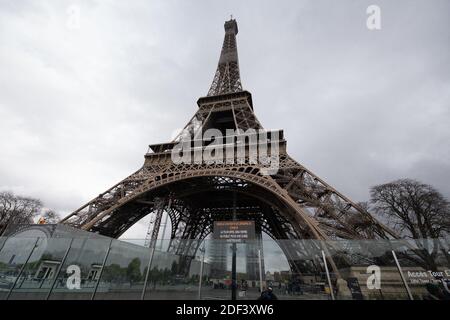 La Tour Eiffel ferme aujourd'hui pour une durée indéterminée' le 13 mars 2020 à Paris, France. La France interdira tous les rassemblements de plus de 100 personnes en raison de la pandémie du coronavirus, a annoncé le Premier ministre français Philippe le 13 mars 2020. Le Président Macron a annoncé la fermeture des écoles, des écoles secondaires et des crèches à partir du 16 mars 2020. Plus de 2,870 cas d'infections à COVID-19 et 61 décès ont été confirmés jusqu'à présent en France. Photo de David Niviere/ABACAPRESS.COM Banque D'Images