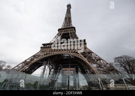 La Tour Eiffel ferme aujourd'hui pour une durée indéterminée' le 13 mars 2020 à Paris, France. La France interdira tous les rassemblements de plus de 100 personnes en raison de la pandémie du coronavirus, a annoncé le Premier ministre français Philippe le 13 mars 2020. Le Président Macron a annoncé la fermeture des écoles, des écoles secondaires et des crèches à partir du 16 mars 2020. Plus de 2,870 cas d'infections à COVID-19 et 61 décès ont été confirmés jusqu'à présent en France. Photo de David Niviere/ABACAPRESS.COM Banque D'Images