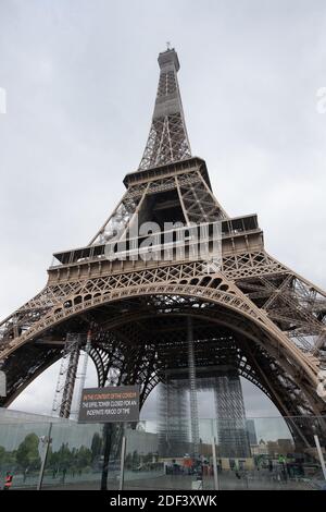 La Tour Eiffel ferme aujourd'hui pour une durée indéterminée' le 13 mars 2020 à Paris, France. La France interdira tous les rassemblements de plus de 100 personnes en raison de la pandémie du coronavirus, a annoncé le Premier ministre français Philippe le 13 mars 2020. Le Président Macron a annoncé la fermeture des écoles, des écoles secondaires et des crèches à partir du 16 mars 2020. Plus de 2,870 cas d'infections à COVID-19 et 61 décès ont été confirmés jusqu'à présent en France. Photo de David Niviere/ABACAPRESS.COM Banque D'Images