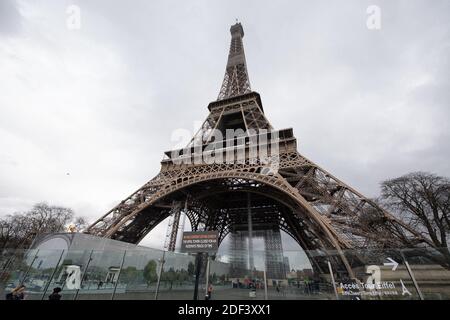 La Tour Eiffel ferme aujourd'hui pour une durée indéterminée' le 13 mars 2020 à Paris, France. La France interdira tous les rassemblements de plus de 100 personnes en raison de la pandémie du coronavirus, a annoncé le Premier ministre français Philippe le 13 mars 2020. Le Président Macron a annoncé la fermeture des écoles, des écoles secondaires et des crèches à partir du 16 mars 2020. Plus de 2,870 cas d'infections à COVID-19 et 61 décès ont été confirmés jusqu'à présent en France. Photo de David Niviere/ABACAPRESS.COM Banque D'Images