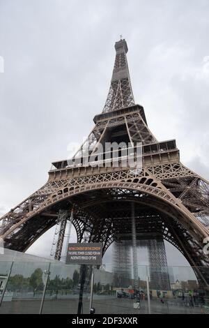 La Tour Eiffel ferme aujourd'hui pour une durée indéterminée' le 13 mars 2020 à Paris, France. La France interdira tous les rassemblements de plus de 100 personnes en raison de la pandémie du coronavirus, a annoncé le Premier ministre français Philippe le 13 mars 2020. Le Président Macron a annoncé la fermeture des écoles, des écoles secondaires et des crèches à partir du 16 mars 2020. Plus de 2,870 cas d'infections à COVID-19 et 61 décès ont été confirmés jusqu'à présent en France. Photo de David Niviere/ABACAPRESS.COM Banque D'Images