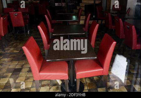 Suite à la décision du gouvernement français de ralentir la progression du 'coronavirus' ou COVID-19, tous les cafés, bistrots et restaurants parisiens sont fermés depuis minuit. Paris, France, le 15 mars 2020. Photo de Georges Darmon/avenir photos/avenir photos/ABACAPRESS.COM Banque D'Images