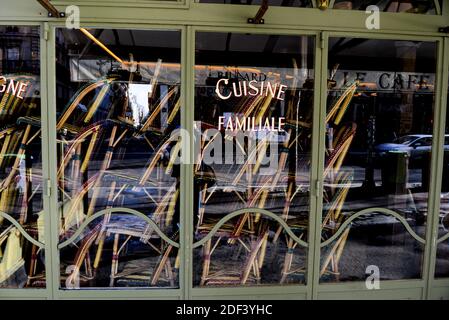 Suite à la décision du gouvernement français de ralentir la progression du 'coronavirus' ou COVID-19, tous les cafés, bistrots et restaurants parisiens sont fermés depuis minuit. Paris, France, le 15 mars 2020. Photo de Georges Darmon/avenir photos/avenir photos/ABACAPRESS.COM Banque D'Images