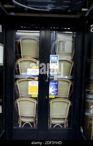 Suite à la décision du gouvernement français de ralentir la progression du 'coronavirus' ou COVID-19, tous les cafés, bistrots et restaurants parisiens sont fermés depuis minuit. Paris, France, le 15 mars 2020. Photo de Georges Darmon/avenir photos/avenir photos/ABACAPRESS.COM Banque D'Images