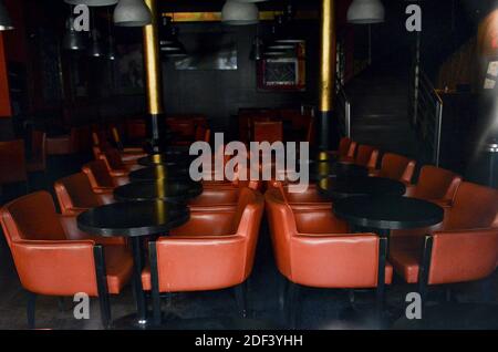 Suite à la décision du gouvernement français de ralentir la progression du 'coronavirus' ou COVID-19, tous les cafés, bistrots et restaurants parisiens sont fermés depuis minuit. Paris, France, le 15 mars 2020. Photo de Georges Darmon/avenir photos/avenir photos/ABACAPRESS.COM Banque D'Images