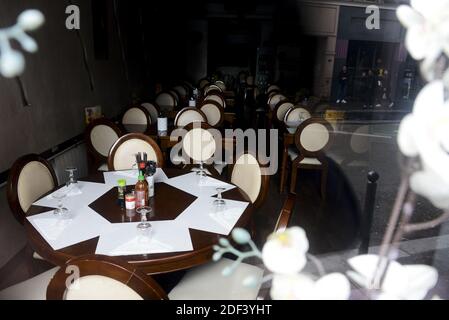 Suite à la décision du gouvernement français de ralentir la progression du 'coronavirus' ou COVID-19, tous les cafés, bistrots et restaurants parisiens sont fermés depuis minuit. Paris, France, le 15 mars 2020. Photo de Georges Darmon/avenir photos/avenir photos/ABACAPRESS.COM Banque D'Images