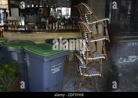 Suite à la décision du gouvernement français de ralentir la progression du 'coronavirus' ou COVID-19, tous les cafés, bistrots et restaurants parisiens sont fermés depuis minuit. Paris, France, le 15 mars 2020. Photo de Georges Darmon/avenir photos/avenir photos/ABACAPRESS.COM Banque D'Images