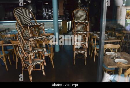 Suite à la décision du gouvernement français de ralentir la progression du 'coronavirus' ou COVID-19, tous les cafés, bistrots et restaurants parisiens sont fermés depuis minuit. Paris, France, le 15 mars 2020. Photo de Georges Darmon/avenir photos/avenir photos/ABACAPRESS.COM Banque D'Images