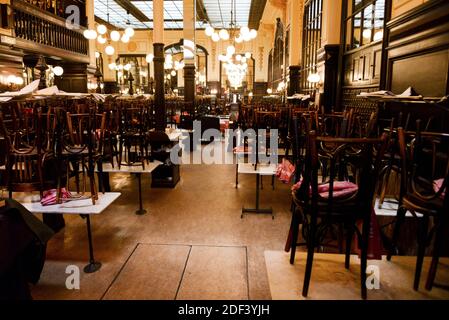 Suite à la décision du gouvernement français de ralentir la progression du 'coronavirus' ou COVID-19, tous les cafés, bistrots et restaurants parisiens sont fermés depuis minuit. Paris, France, le 15 mars 2020. Photo de Georges Darmon/avenir photos/avenir photos/ABACAPRESS.COM Banque D'Images