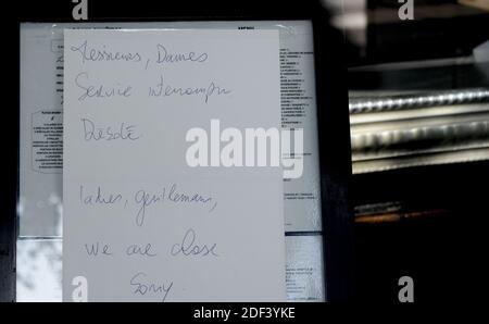 Suite à la décision du gouvernement français de ralentir la progression du 'coronavirus' ou COVID-19, tous les cafés, bistrots et restaurants parisiens sont fermés depuis minuit. Paris, France, le 15 mars 2020. Photo de Georges Darmon/avenir photos/avenir photos/ABACAPRESS.COM Banque D'Images