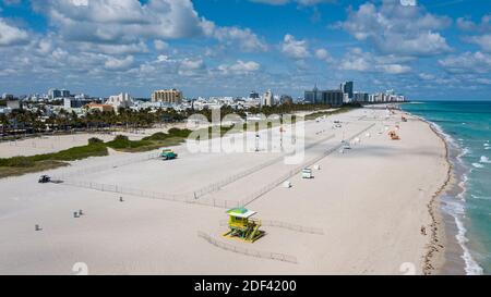 PAS DE FILM, PAS DE VIDÉO, PAS de TV, PAS DE DOCUMENTAIRE - vue aérienne de South Beach où les fonctionnaires ont fermé l'accès pour empêcher la propagation de COVID-19 à Miami Beach, FL, Etats-Unis le lundi 16 mars 2020. Les fermetures commencent sur la 5e Avenue et passent par la 15e Avenue à côté d'Ocean Drive. Photo de Matias J. Ocner/Miami Herald/TNS/ABACAPRESS.COM Banque D'Images