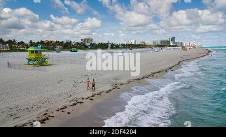 PAS DE FILM, PAS DE VIDÉO, PAS de TV, PAS DE DOCUMENTAIRE - vue aérienne de South Beach où les fonctionnaires ont fermé l'accès pour empêcher la propagation de COVID-19 à Miami Beach, FL, Etats-Unis le lundi 16 mars 2020. Les fermetures commencent sur la 5e Avenue et passent par la 15e Avenue à côté d'Ocean Drive. Photo de Matias J. Ocner/Miami Herald/TNS/ABACAPRESS.COM Banque D'Images