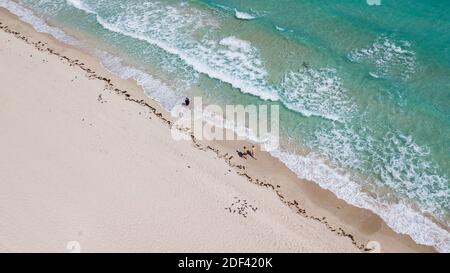 PAS DE FILM, PAS DE VIDÉO, PAS de TV, PAS DE DOCUMENTAIRE - vue aérienne de South Beach où les fonctionnaires ont fermé l'accès pour empêcher la propagation de COVID-19 à Miami Beach, FL, Etats-Unis le lundi 16 mars 2020. Les fermetures commencent sur la 5e Avenue et passent par la 15e Avenue à côté d'Ocean Drive. Photo de Matias J. Ocner/Miami Herald/TNS/ABACAPRESS.COM Banque D'Images