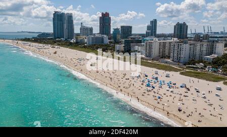 PAS DE FILM, PAS DE VIDÉO, PAS de TV, PAS DE DOCUMENTAIRE - vue aérienne de South Beach où les visiteurs sont autorisés à se réunir à Miami Beach, FL, USA le lundi 16 mars 2020. Les fonctionnaires ont fermé l'accès à certaines parties de la plage pour empêcher la propagation de COVID-19. Photo de Matias J. Ocner/Miami Herald/TNS/ABACAPRESS.COM Banque D'Images