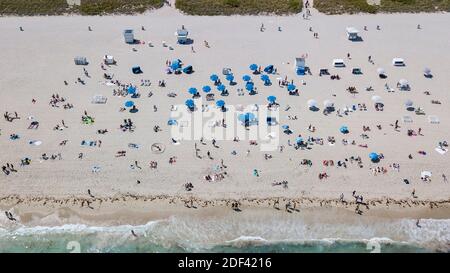 PAS DE FILM, PAS DE VIDÉO, PAS de TV, PAS DE DOCUMENTAIRE - vue aérienne de South Beach où les visiteurs sont autorisés à se réunir à Miami Beach, FL, USA le lundi 16 mars 2020. Les fonctionnaires ont fermé l'accès à certaines parties de la plage pour empêcher la propagation de COVID-19. Photo de Matias J. Ocner/Miami Herald/TNS/ABACAPRESS.COM Banque D'Images