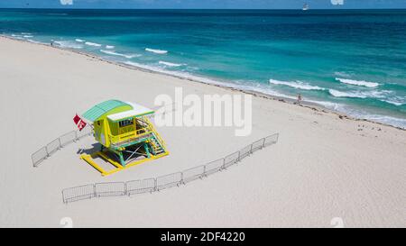 PAS DE FILM, PAS DE VIDÉO, PAS de TV, PAS DE DOCUMENTAIRE - vue aérienne de South Beach où les fonctionnaires ont fermé l'accès pour empêcher la propagation de COVID-19 à Miami Beach, FL, Etats-Unis le lundi 16 mars 2020. Les fermetures commencent sur la 5e Avenue et passent par la 15e Avenue à côté d'Ocean Drive. Photo de Matias J. Ocner/Miami Herald/TNS/ABACAPRESS.COM Banque D'Images