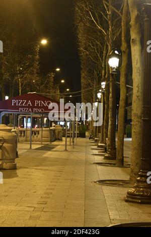 Atmosphère générale sur l'avenue des champs-Élysées à Paris, le 16 mars 2020 quelques heures avant l'entrée en vigueur de l'ordre de séjour chez tous les citoyens français, afin d'éviter la propagation du nouveau coronavirus. Le Président français a demandé aux gens de rester chez eux pour éviter la propagation du Covid-19, en disant que seuls les déplacements nécessaires seraient autorisés et que les violations seraient punis. Le pays a déjà fermé des cafés, des restaurants, des écoles et des universités et a exhorté les gens à limiter leurs mouvements. Photo par Karim ait Adjedjou/avenir Pictures/ABACAPRESS.COM Banque D'Images