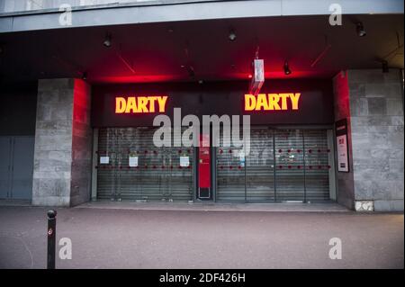 Darty est fermé. Suite à la décision du gouvernement français de ralentir la progression du 'coronavirus' ou COVID-19, tous les cafés, bistrots et restaurants parisiens, théâtres et boutiques sont fermés depuis minuit. Paris, France, le 16 mars 2020 photo de Magali Cohen/ABACAPRESS.COM Banque D'Images