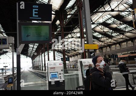 Un homme avec un masque à l'intérieur de la Gare de Lyon le premier jour de confinement dû au Covid-19. Paris, France, le 17 mars 2020. Le premier jour de l'accouchement dû au Covid-19. Paris, France, le 17 mars 2020. Photo de Florent Bardos/ABACAPRESS.COM Banque D'Images