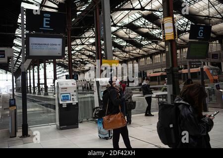 Un homme avec un masque à l'intérieur de la Gare de Lyon le premier jour de confinement dû au Covid-19. Paris, France, le 17 mars 2020. Photo de Florent Bardos/ABACAPRESS.COM Banque D'Images