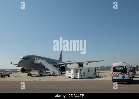 Cette photo publiée le 18 mars 2020 par l'armée française montre un Airbus A330 de l'armée de l'air française sur le tarmac à l'aéroport EuroAirport Bâle–Mulhouse–Freiburg attendant d'embarquer six patients infectés par le coronavirus évacué de l'hôpital de Mulhouse pour être transporté à Toulon et Marseille. Un verrouillage strict exigeant que la plupart des Français restent chez eux est entré en vigueur à midi le 17 mars 2020, interdisant toutes les sorties, sauf essentielles, afin de freiner la propagation du coronavirus. Le gouvernement a dit que des dizaines de milliers de policiers patrouillent dans les rues et l'est Banque D'Images