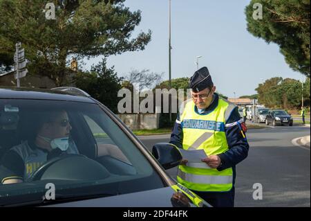 Des officiers de gendarmerie vérifient lors du contrôle de la circulation près de la Rochelle, Charentte-Maritime, France le 19 mars 2020, tandis qu'un verrouillage strict entre en vigueur en France pour arrêter la propagation du COVID-19, causé par le nouveau coronavirus. Un verrouillage strict exigeant que la plupart des Français restent chez eux est entré en vigueur à midi le 17 mars 2020, interdisant toutes les sorties, sauf essentielles, afin de freiner la propagation du coronavirus. Le gouvernement a déclaré que des dizaines de milliers de policiers patrouillaient dans les rues et émettaient des amendes de 135 euros (150 USD) pour des personnes sans déclaration écrite justifiant leur présence Banque D'Images