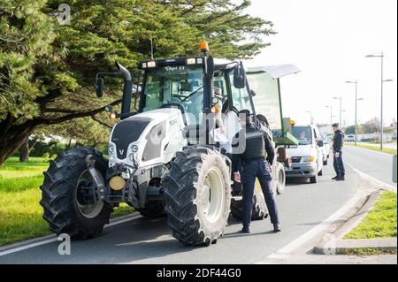 Des officiers de gendarmerie vérifient lors du contrôle de la circulation près de la Rochelle, Charentte-Maritime, France le 19 mars 2020, tandis qu'un verrouillage strict entre en vigueur en France pour arrêter la propagation du COVID-19, causé par le nouveau coronavirus. Un verrouillage strict exigeant que la plupart des Français restent chez eux est entré en vigueur à midi le 17 mars 2020, interdisant toutes les sorties, sauf essentielles, afin de freiner la propagation du coronavirus. Le gouvernement a déclaré que des dizaines de milliers de policiers patrouillaient dans les rues et émettaient des amendes de 135 euros (150 USD) pour des personnes sans déclaration écrite justifiant leur présence Banque D'Images