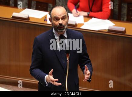 Le Premier ministre français Edouard Philippe s'adresse au gouvernement lors d'une session de questions à l'Assemblée nationale, le 19 mars 2020, à Paris, dans le contexte du déclenchement du COVID-19 causé par le nouveau coronavirus. - UN verrouillage strict exigeant que la plupart des personnes en France restent chez elles est entré en vigueur à midi le 17 mars 2020, interdisant toutes les sorties, sauf essentielles, dans le but de freiner la propagation du coronavirus. Le gouvernement a déclaré que des dizaines de milliers de policiers patrouillaient dans les rues et émettaient des amendes de 38 à 135 euros (42-150 USD) pour des personnes sans déclaration écrite justifiant leur bien Banque D'Images