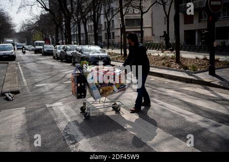 Un homme avec un chariot plein de nourriture le quatrième jour de confinement décrété par le gouvernement pour contenir la propagation du coronavirus Covid-19 en France. Paris, France, le 20 mars 2020. Photo de Florent Bardos/ABACAPRESS.COM Banque D'Images