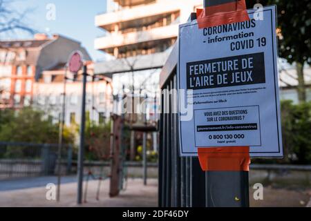 Un panneau à l'entrée d'une zone fermée pour enfants le 21 mars 2020 à Lille, pendant le COVID-19 comme un verrouillage strict entre en vigueur pour arrêter la propagation de la maladie du coronavirus. Photo de Julie Sebadelha/ABACAPRESS.COM Banque D'Images
