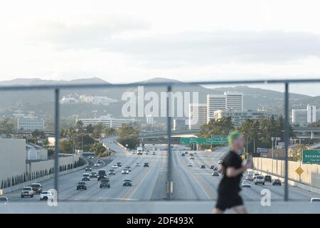 Les automobilistes conduisent sur l'autoroute 405 en circulation plus légère que la normale le 26 mars 2020 à Los Angeles, Californie, États-Unis. Le maire de Los Angeles, Eric Garcetti, avertit les résidents que l'ordre actuel de séjour à la maison durera au moins jusqu'en mai, et sera prêt pour plus longtemps. Photo de Lionel Hahn/ABACAPRESS.COM Banque D'Images