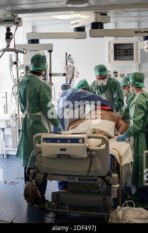 Le personnel médical prend soin d'un patient placé sur un respirateur artificiel dans l'unité de soins intensifs de l'hôpital universitaire de Bordeaux Pellegrin qui prend soin de patients en état grave et Covid-19 positif. À Bordeaux, France, le 26 mars 2020. Photo de Thibaud Moritz/ABACAPRESS.COM Banque D'Images