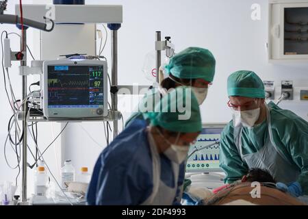 Le personnel médical prend soin d'un patient placé sur un respirateur artificiel dans l'unité de soins intensifs de l'hôpital universitaire de Bordeaux Pellegrin qui prend soin de patients en état grave et Covid-19 positif. À Bordeaux, France, le 26 mars 2020. Photo de Thibaud Moritz/ABACAPRESS.COM Banque D'Images