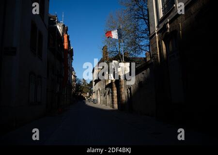 Un drapeau français vole dans le vent au-dessus de la rue déserte de Corbin à Rennes, France le 30 mars 2020 au début de la troisième semaine de confinement pour contrer la progression du coronavirus / Covid-19. Photo de Vincent Feuray/ABACAPRESS.COM Banque D'Images