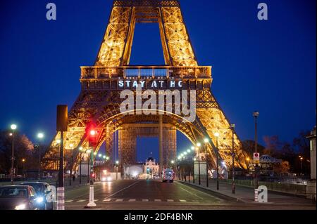 La Tour Eiffel affiche des messages disant « Stay at Home » ou « Restez chez vous » le 14ème jour du confinement général pour combattre le COVID-19 à Paris, France, le 30 mars 2020. Photo par Ammar Abd Rabbo/ABACAPRESS.COM Banque D'Images