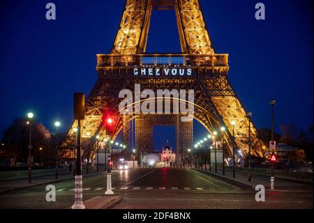 La Tour Eiffel affiche des messages disant « Stay at Home » ou « Restez chez vous » le 14ème jour du confinement général pour combattre le COVID-19 à Paris, France, le 30 mars 2020. Photo par Ammar Abd Rabbo/ABACAPRESS.COM Banque D'Images