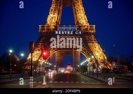 La Tour Eiffel affiche des messages disant « Stay at Home » ou « Restez chez vous » le 14ème jour du confinement général pour combattre le COVID-19 à Paris, France, le 30 mars 2020. Photo par Ammar Abd Rabbo/ABACAPRESS.COM Banque D'Images