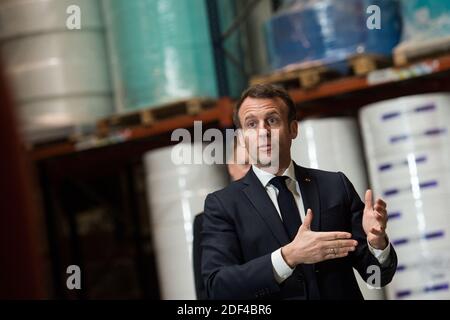 Le président français Emmanuel Macron s'entretient avec les employés lorsqu'il visite l'usine de masques protecteurs Kolmi-Hopen à Saint-Barthelemy-d'Anjou près d'Angers, dans le centre de la France, le 31 mars 2020 dans le cadre d'une nouvelle pandémie de coronavirus (COVID-19). (Photo de Loic VENANCE / AFP) Banque D'Images